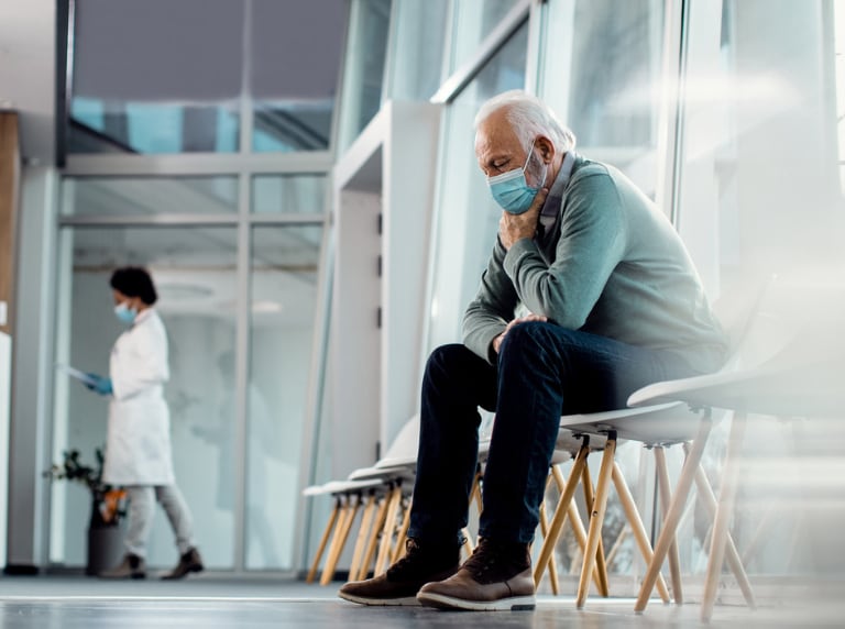 Paciente mayor esperando a ser atendido en un centro de salud (Getty Images)