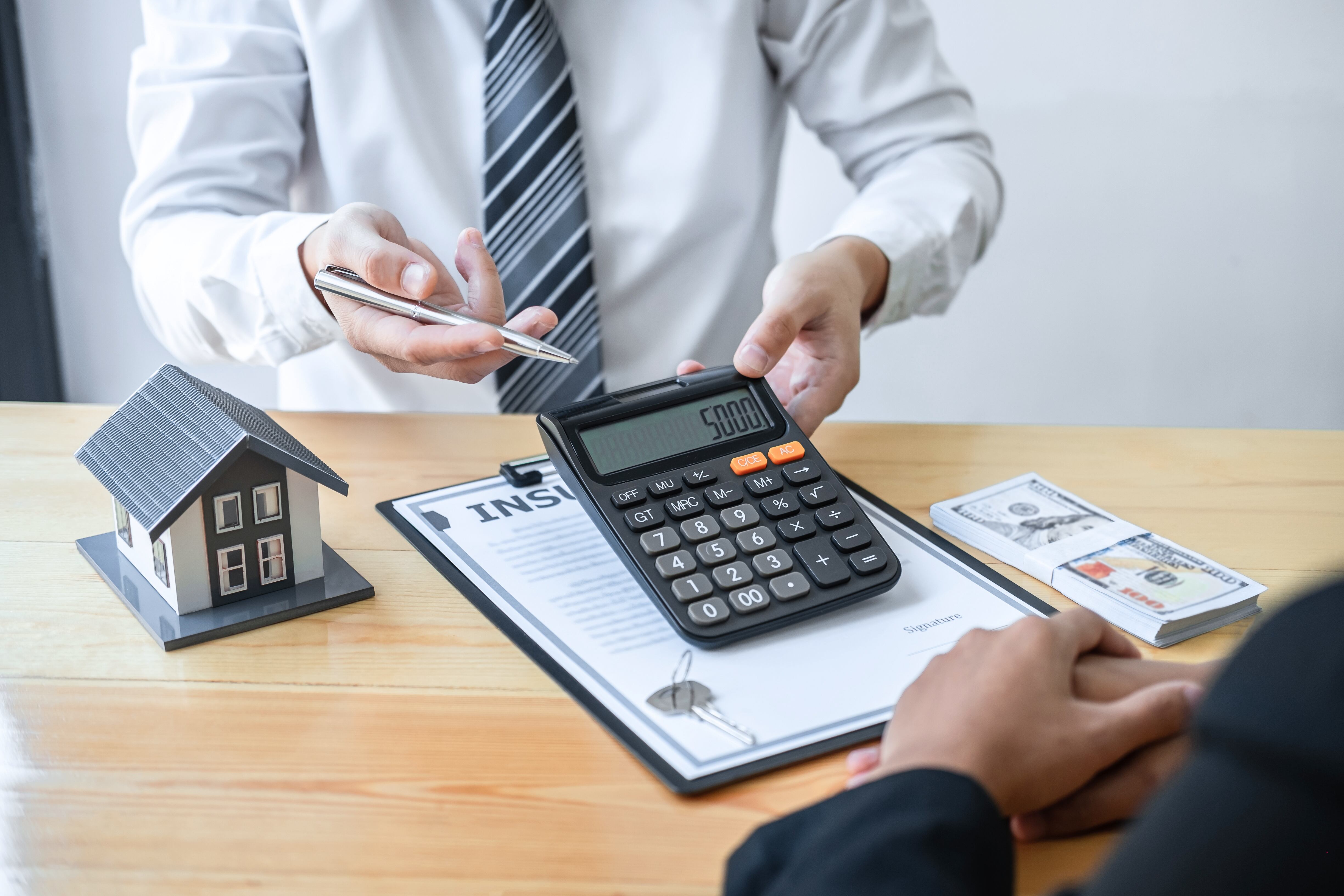 Impuesto predial 2025. Imagen de referencia vía Getty Images