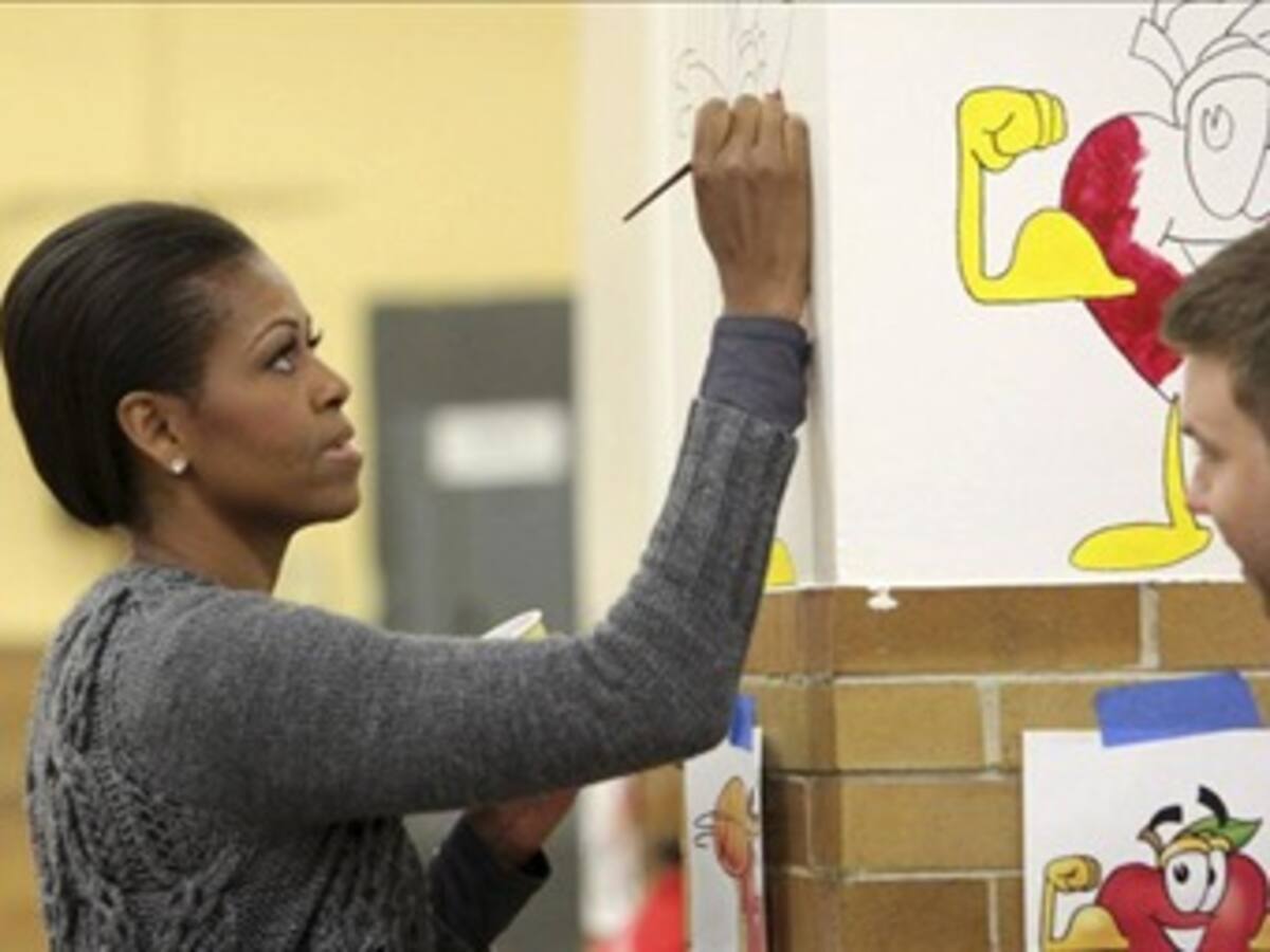 Michelle Obama cumple 47 años y festeja prestando servicio social