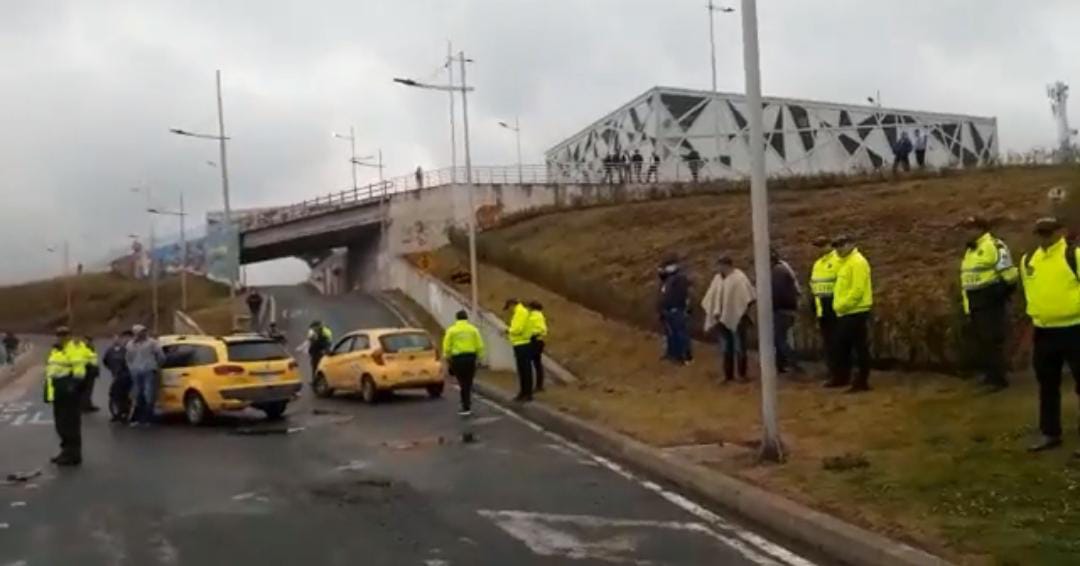 Taxistas bloquean entrada a la Terminal Juana Velasco de Gallo / Caracol Radio.