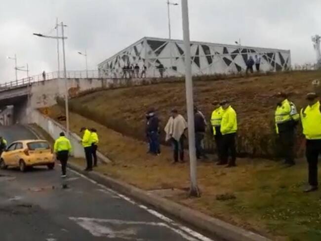 Taxistas bloquean entrada a la Terminal Juana Velasco de Gallo / Caracol Radio.