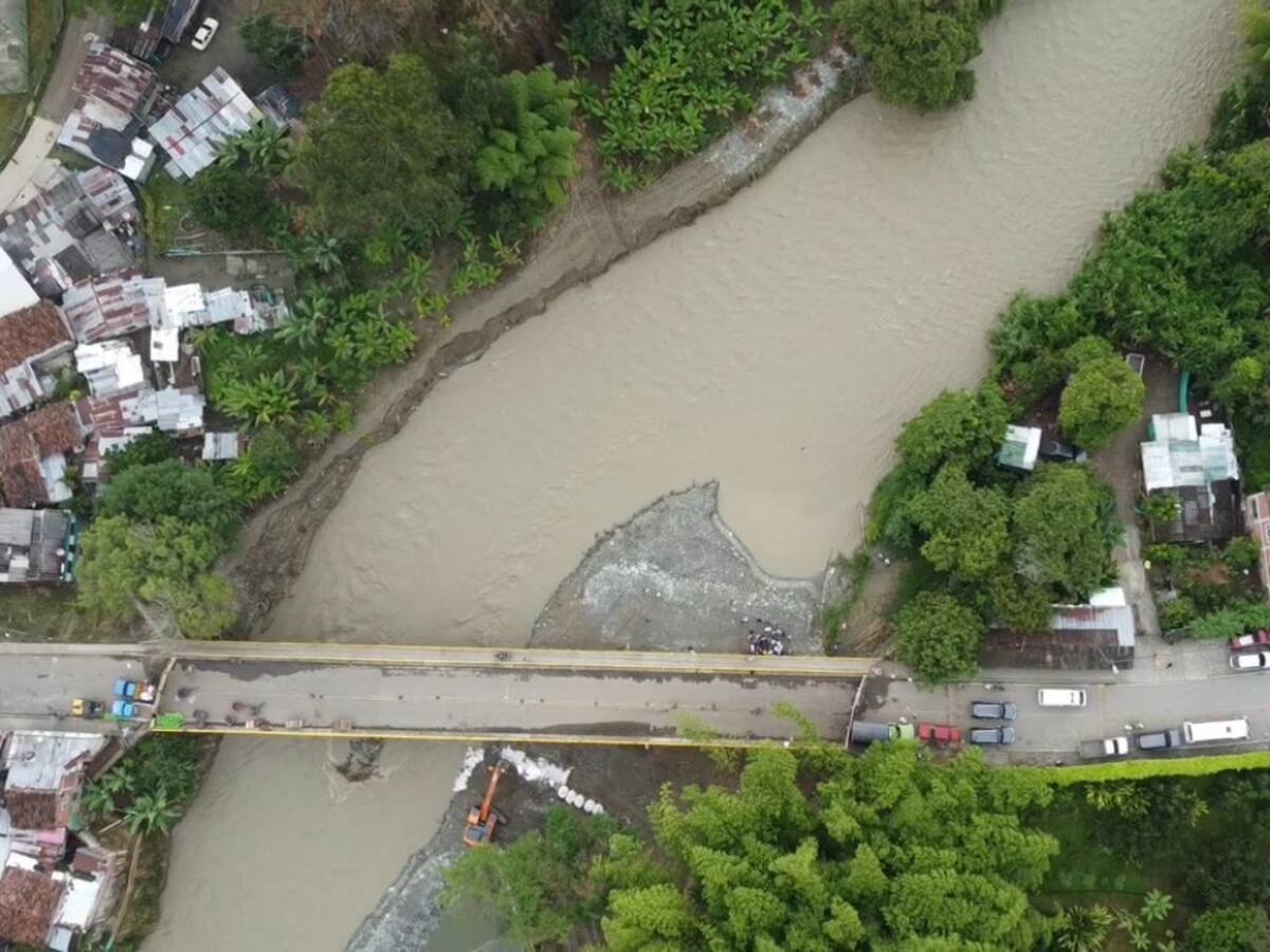 Después de 9 meses cerrado, vehículos podrán cruzar puente Barragán entre Quindío y Valle