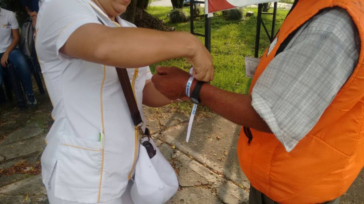 Motociclistas reciben manillas de campaña "no al culebreo"