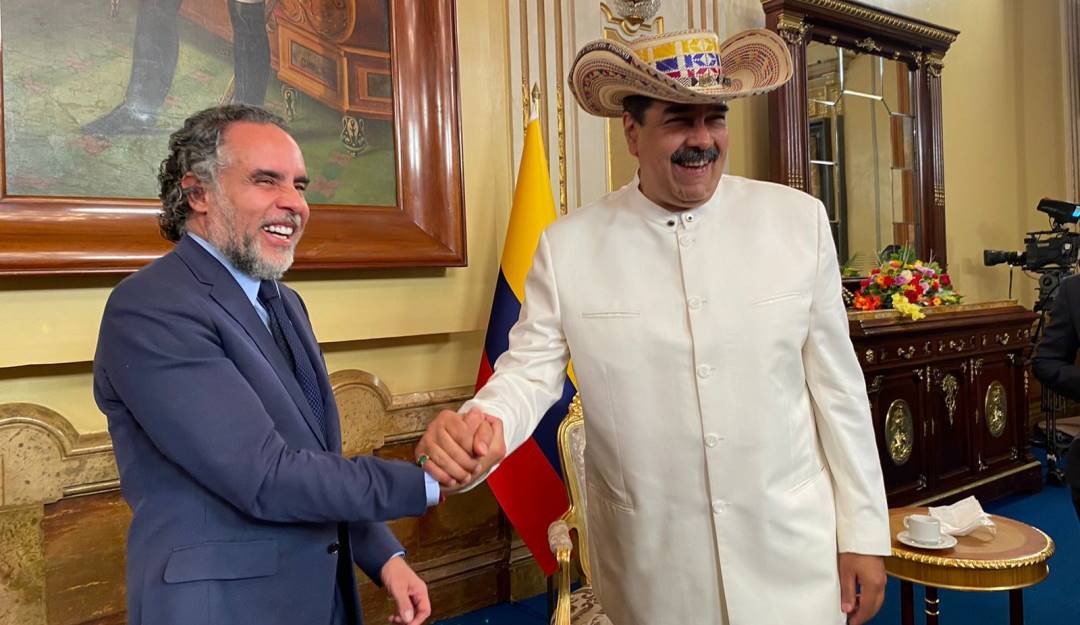 El embajador de Colombia en Venezuela, Armando Benedetti, y el presidente venezolano, Nicolás Maduro.                  Foto: Cortesía Presidencia de Colombia.