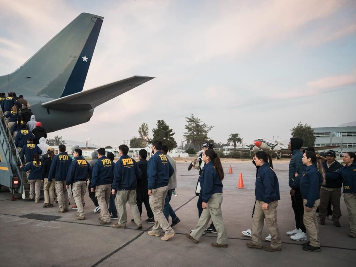 Chile inicia deportaciones masivas de migrantes irregulares, algunos con antecedentes penales