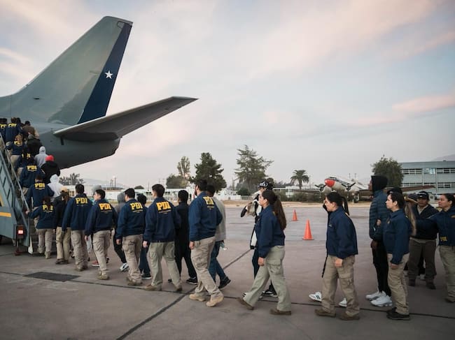 Foto de los migrantes irregulares en Chile siendo deportados. Crédito: Policía de Investigaciones de Chile.