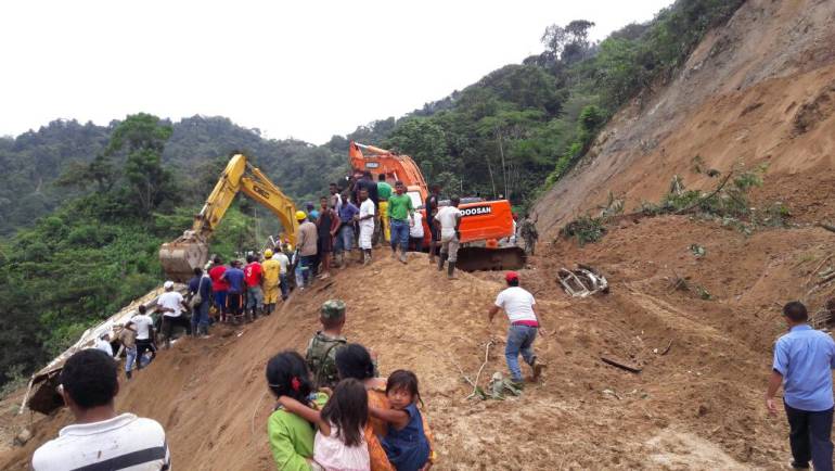 Las autoridades trabajan en el día a toda máquina para limpiar la carretera, mientras los organismos de socorro siguen en el sitio haciendo censos para descartar más víctimas.