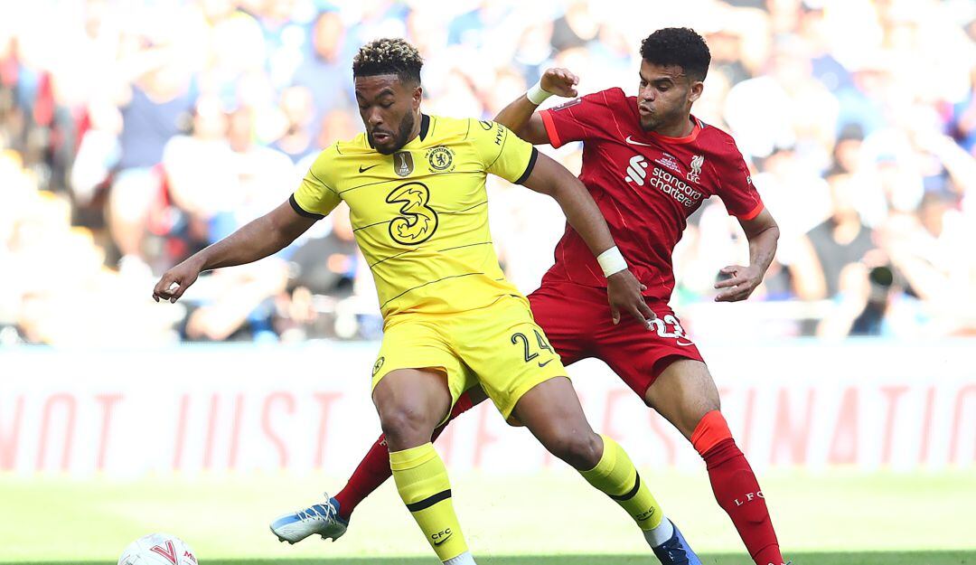 Reece James de Chelsea y Luis Díaz del Liverpool