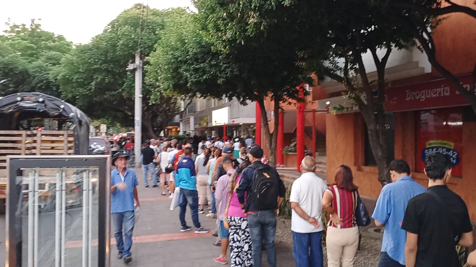 Largas filas para reclamar medicamentos de Sanitas y Nueva EPS