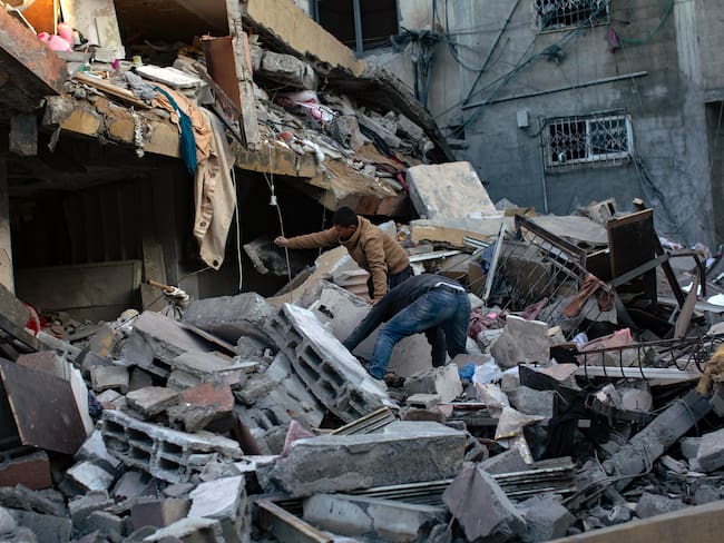Gaza, 01/07/2024.- Palestinos buscan personas desaparecidas bajo los escombros tras un ataque aéreo israelí en Khan Yunis, al sur de la Franja de Gaza, este domingo. EFE/HAITHAM IMAD
