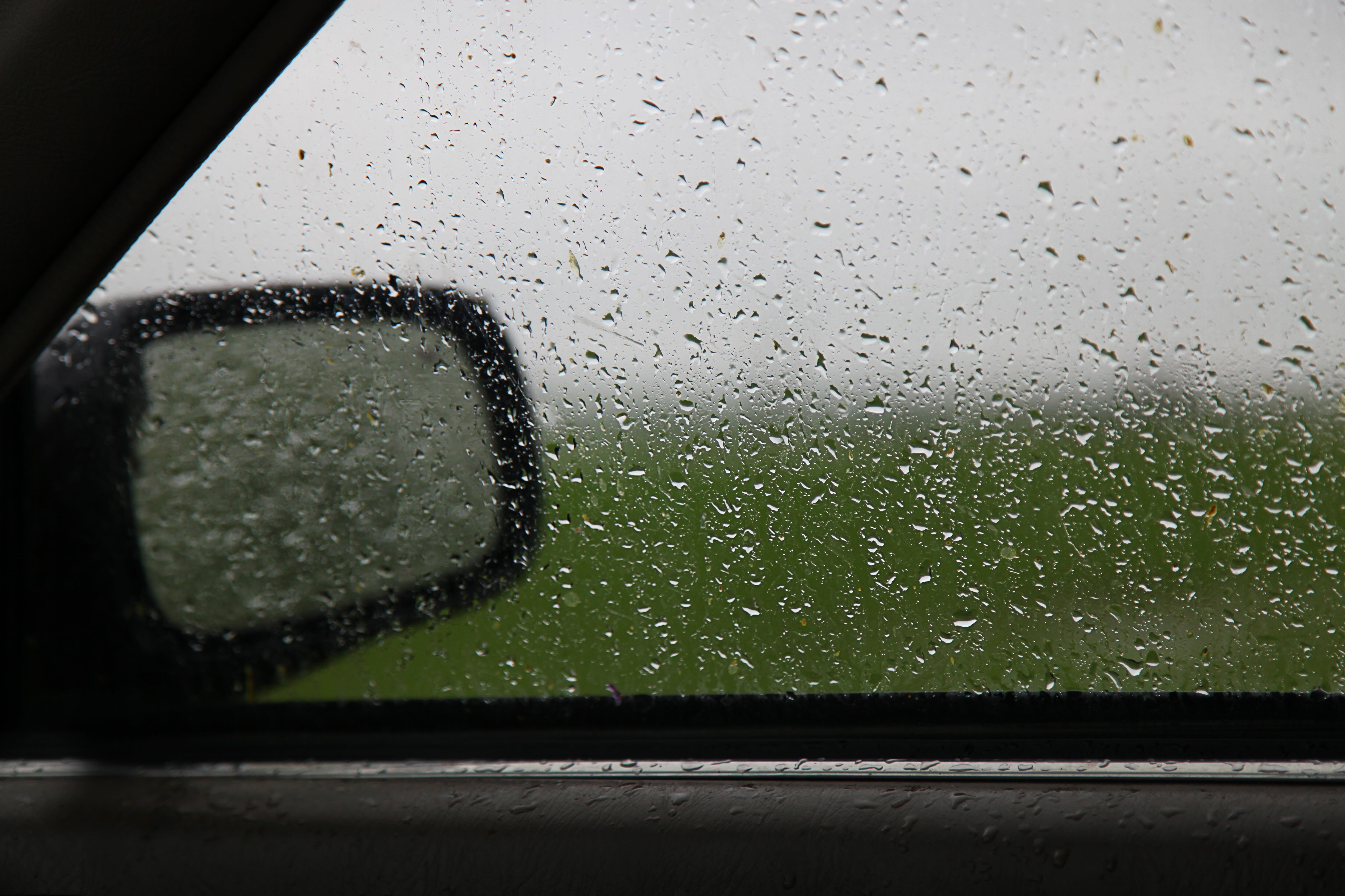 Vidrio del copiloto de un carro empañado en medio de la lluvia (Getty Images)