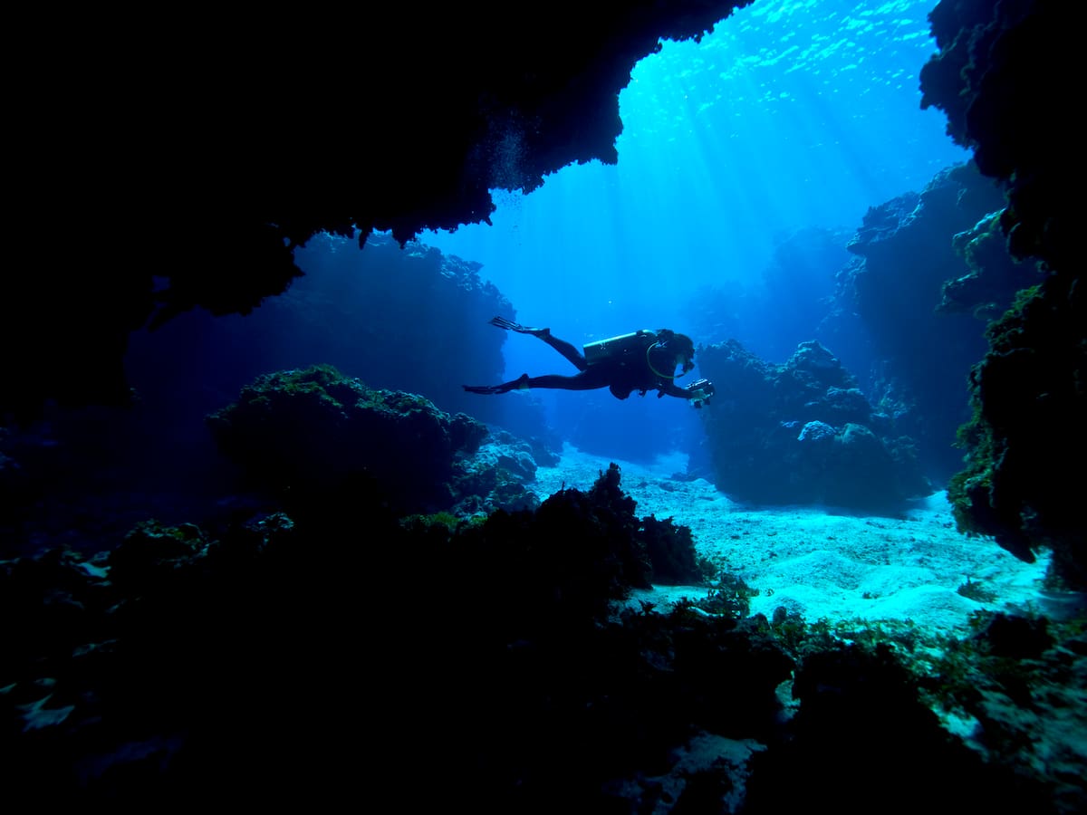 Extraña viscosidad azul en el mar que los científicos no han podido identificar