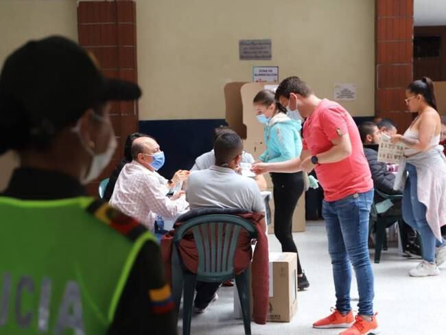 Vigilancia de la Policía Nacional en Puestos de Votación.