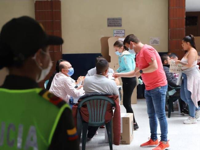 Vigilancia de la Policía Nacional en Puestos de Votación.
