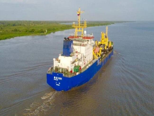 Aíslan a dos tripulantes de la draga china