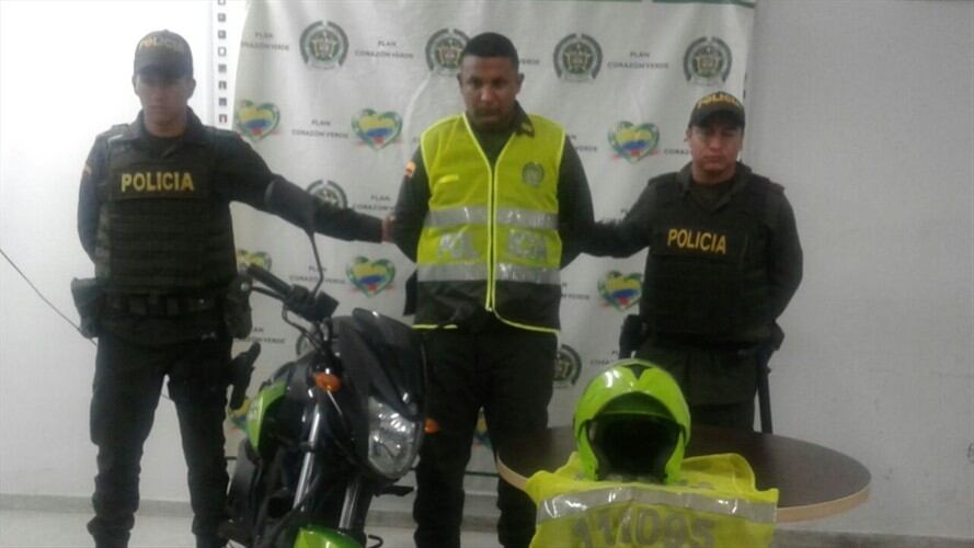 Fue capturado Jeison Pai Rubiano, ex integrante de la Policía Nacional, quien fue sorprendido presuntamente delinquiendo y vistiendo prendas de la Institución. Foto: Policía Nacional