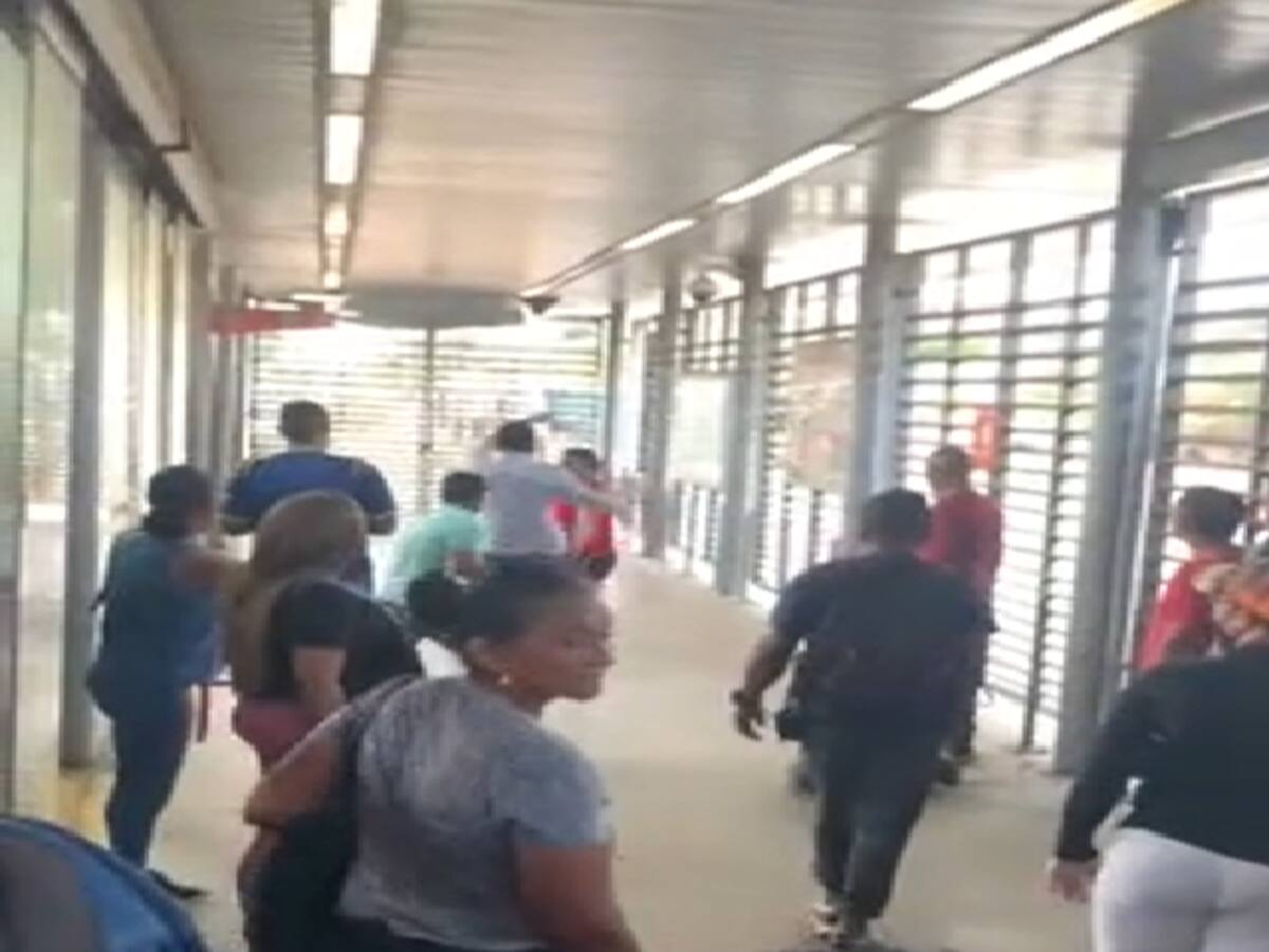 Dos usuarios se fueron a los golpes en estación de Transcaribe