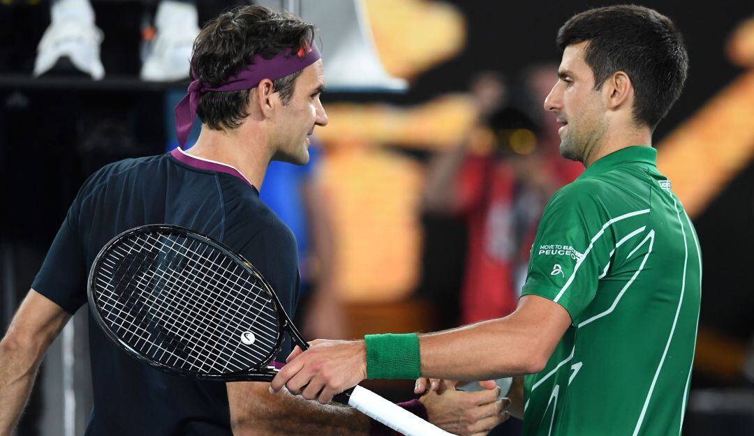 Roger Federer y Novak Djokovic se saludan al final de su duelo en la semifinal del Abierto de Australia del 2020.
