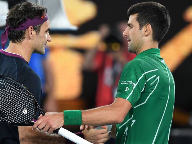 Roger Federer y Novak Djokovic se saludan al final de su duelo en la semifinal del Abierto de Australia del 2020.