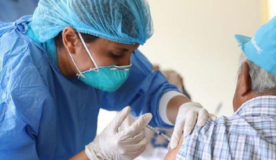 Vacuna contra COVID-19 en mayores de 80 años