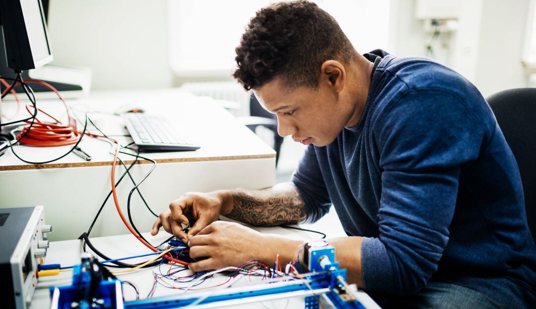 El SENA busca formar 1.100 instructores en temas como robótica, realidad aumentada y videojuegos.