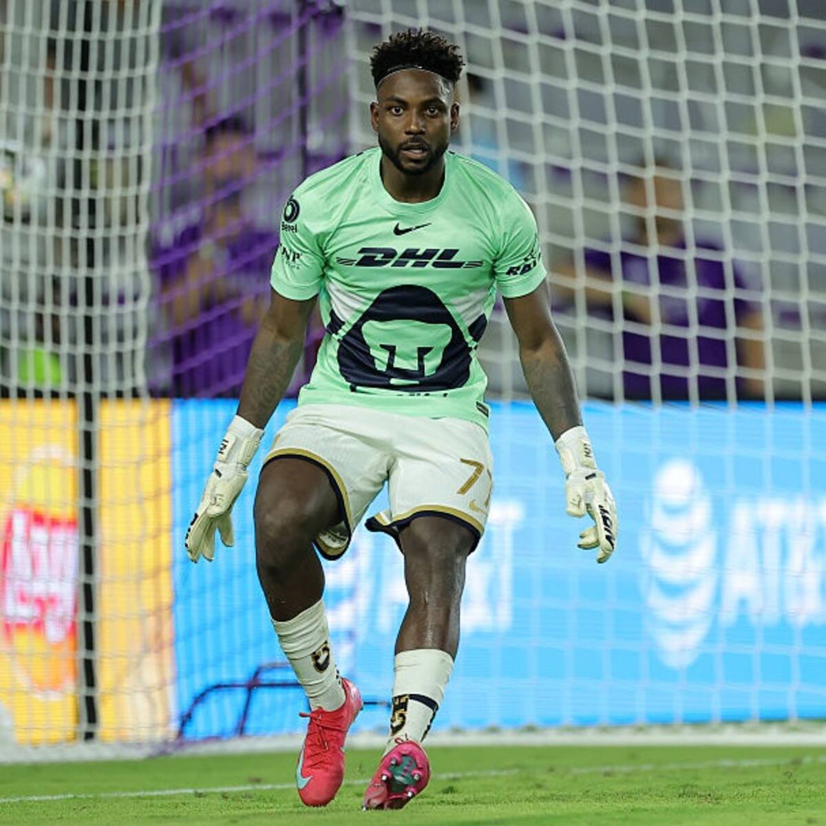 Álvaro Angulo, de marcar gol con Pumas, a terminar atajando tras expulsión de Keylor Navas