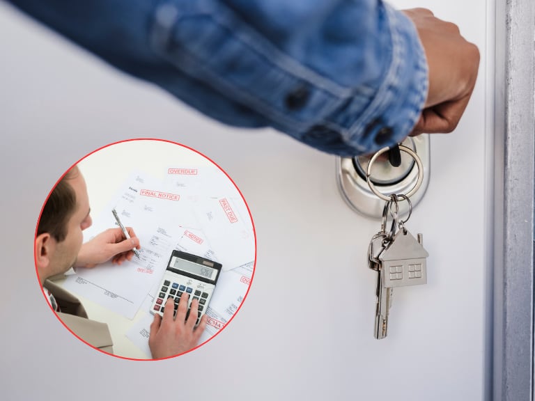 Persona intentando entrar a su casa / Hombre haciendo cálculos de las deudas que tiene (Getty Images)