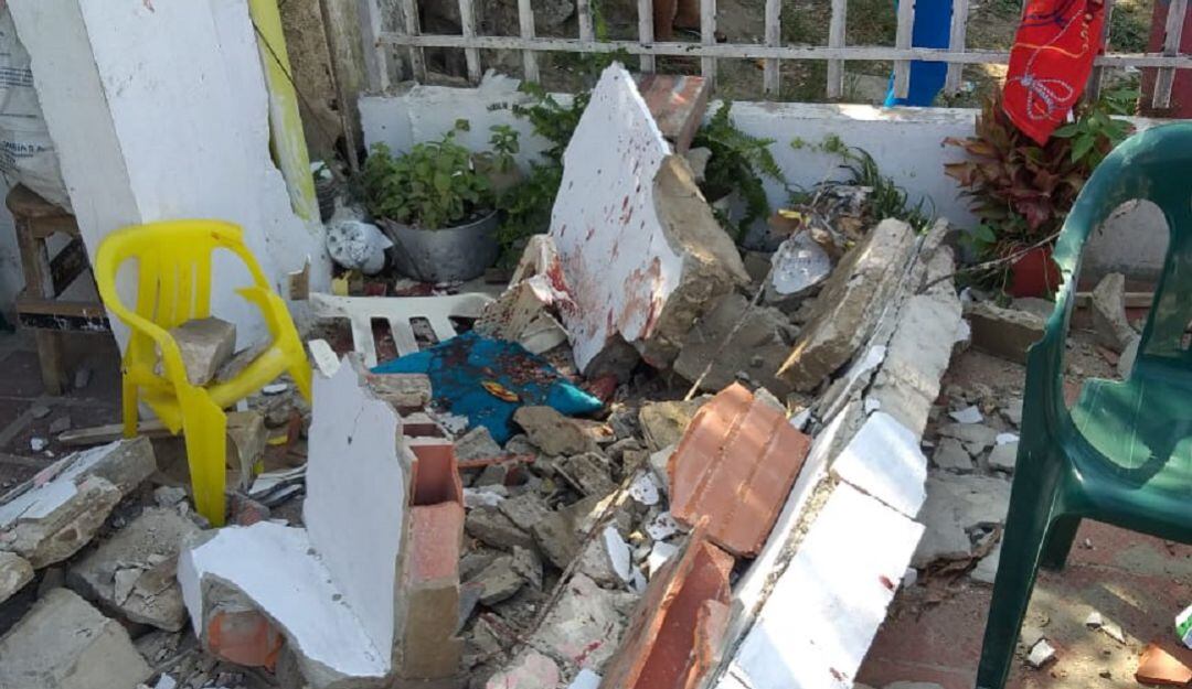 La mujer se encontraba sentada en una silla de plástico en la terraza de su casa