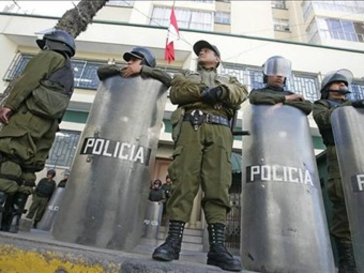 Gobierno venezolano acuartela policías y prohíbe porte de armas