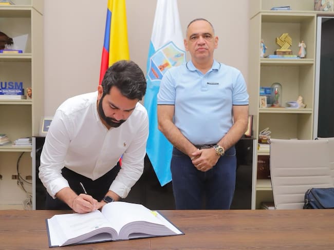 Frank Cuao Sánchez asume como nuevo secretario de Desarrollo Económico en Santa Marta/ Alcaldía de Santa Marta.