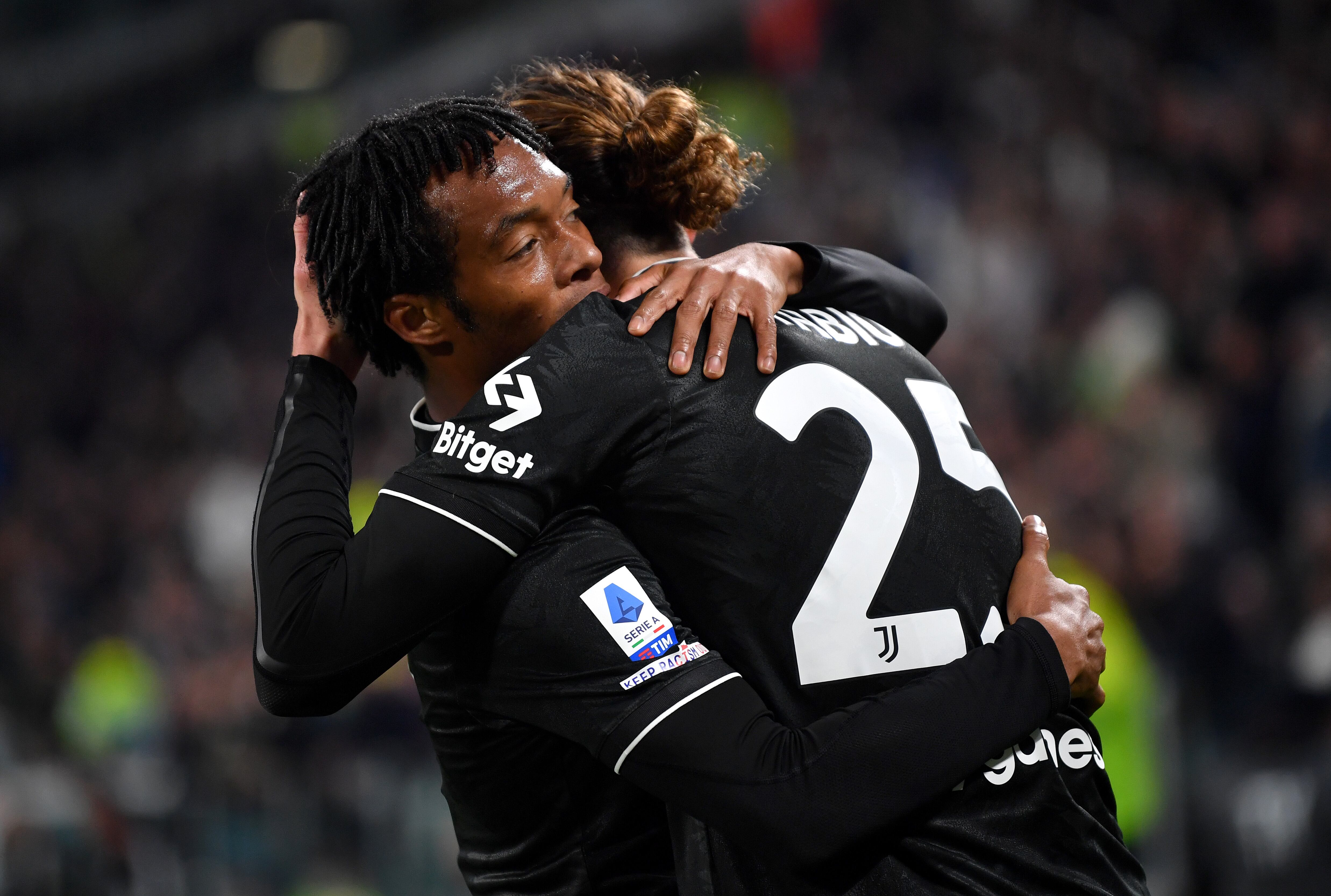 TURÍN, ITALIA - 12 DE MARZO: Adrien Rabiot de Juventus celebra con su compañero Juan Cuadrado después de marcar el tercer gol del equipo durante el partido de Serie A entre Juventus y UC Sampdoria el 12 de marzo de 2023 en Turín, Italia. (Foto de Valerio Pennicino/Getty Images)