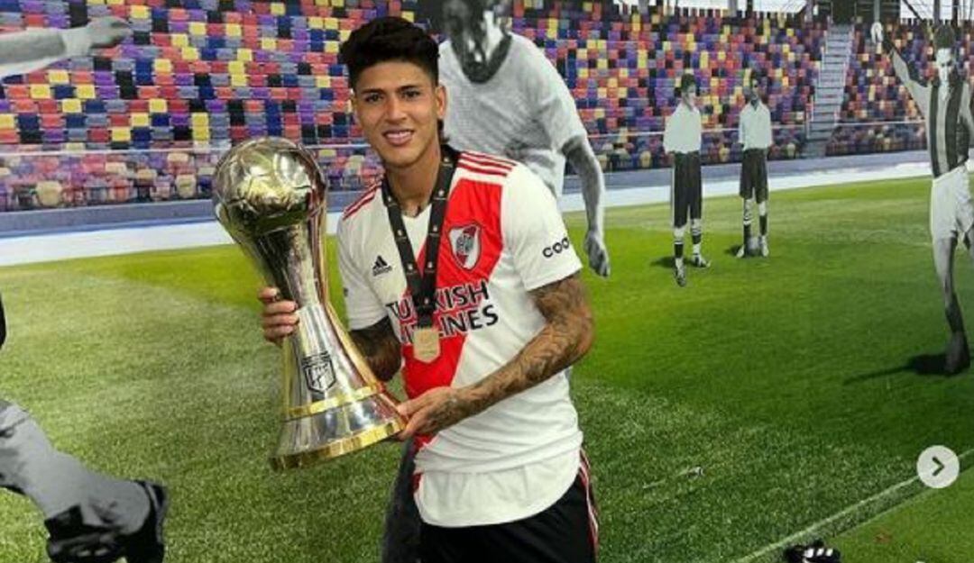 Jorge Carrascal posa con su más reciente trofeo ganado en River Plate.