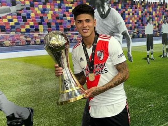 Jorge Carrascal posa con su más reciente trofeo ganado en River Plate.