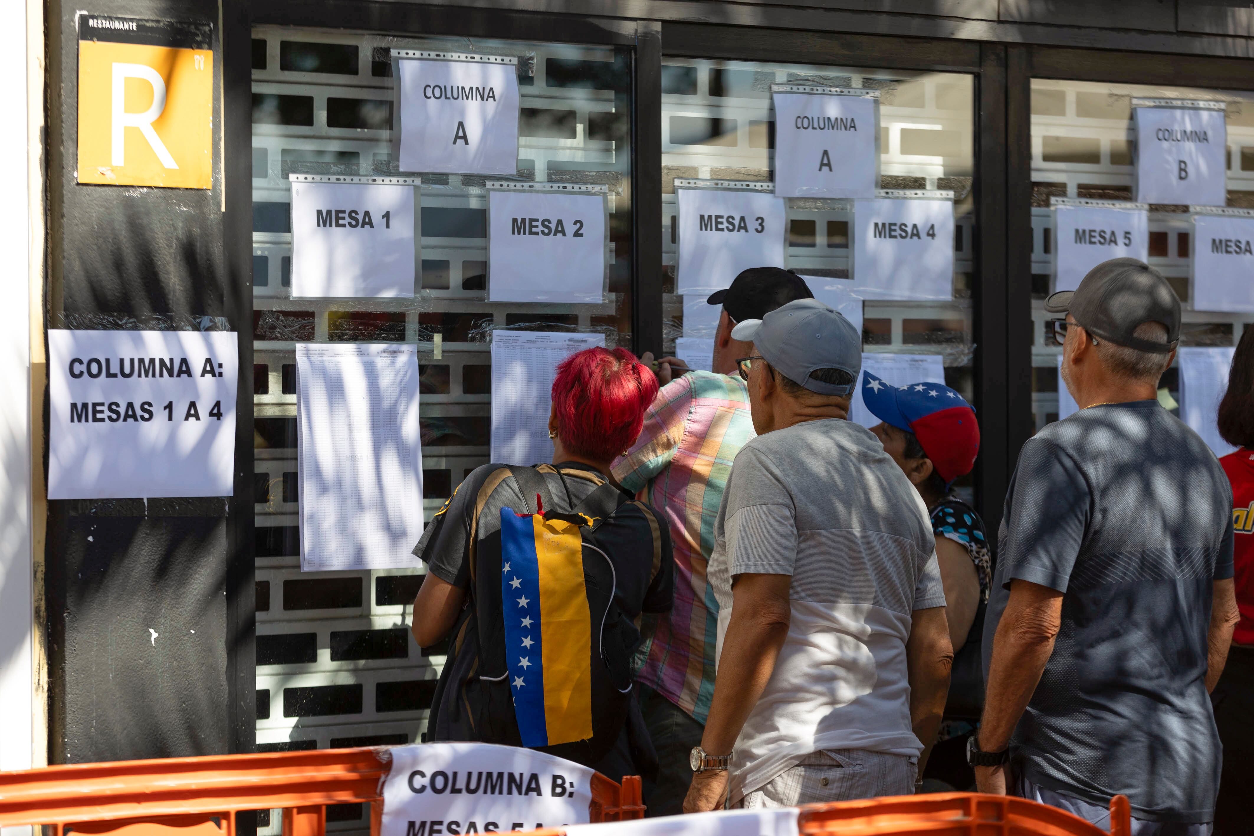 Desde muy temprano los ciudadanos de Venezuela se dispusieron a ejercer su derecho al voto./  EFE/ Miguel Barreto