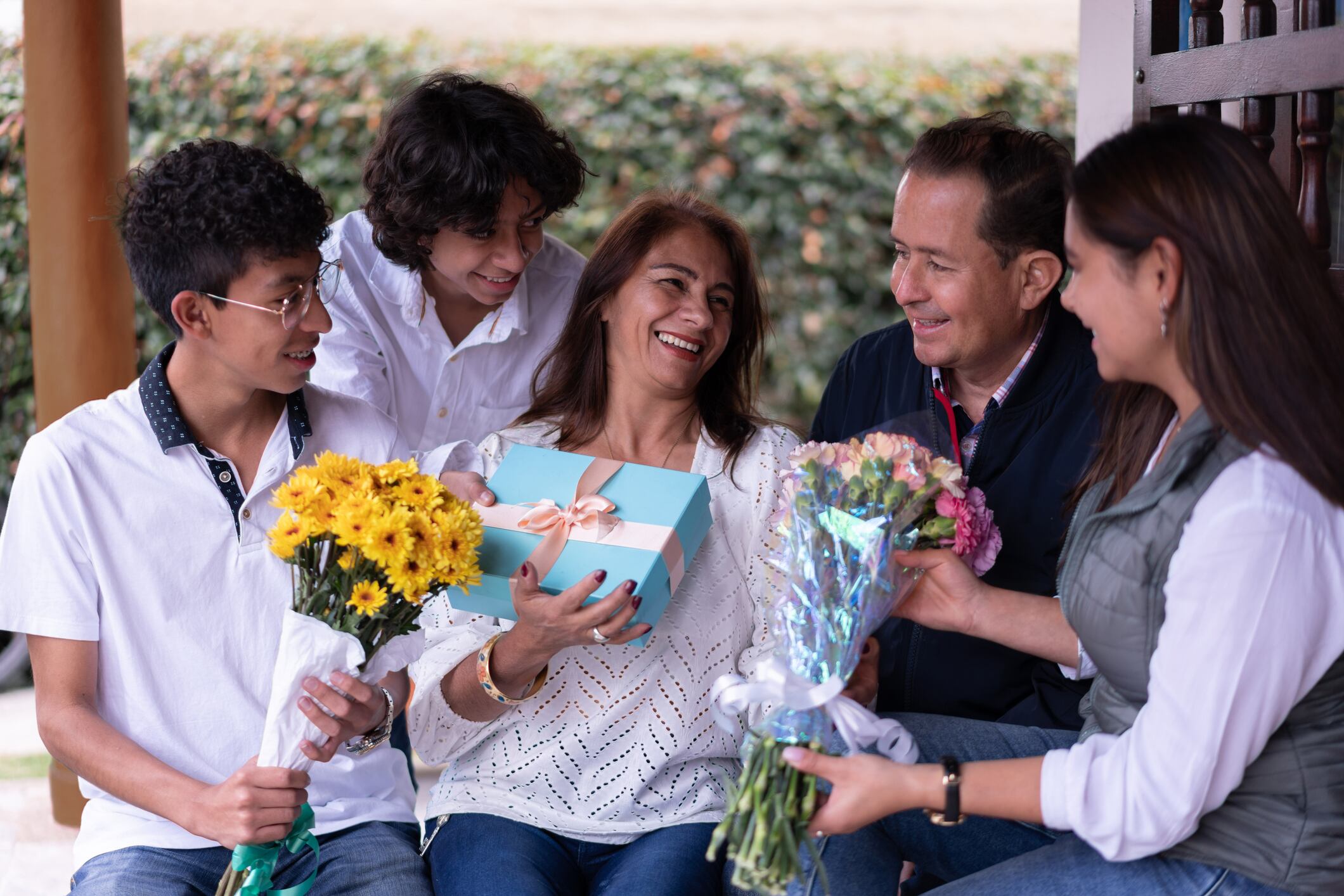 Hijos y esposo celebrando el Día de la Madre 2024, con regalos y flores para el día de la mamá (Getty Images)