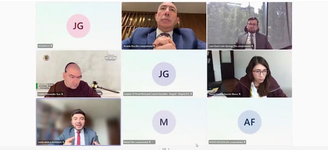 Ricardo Roa en medio de la imputación de cargos. Foto: Tomada de la audiencia
