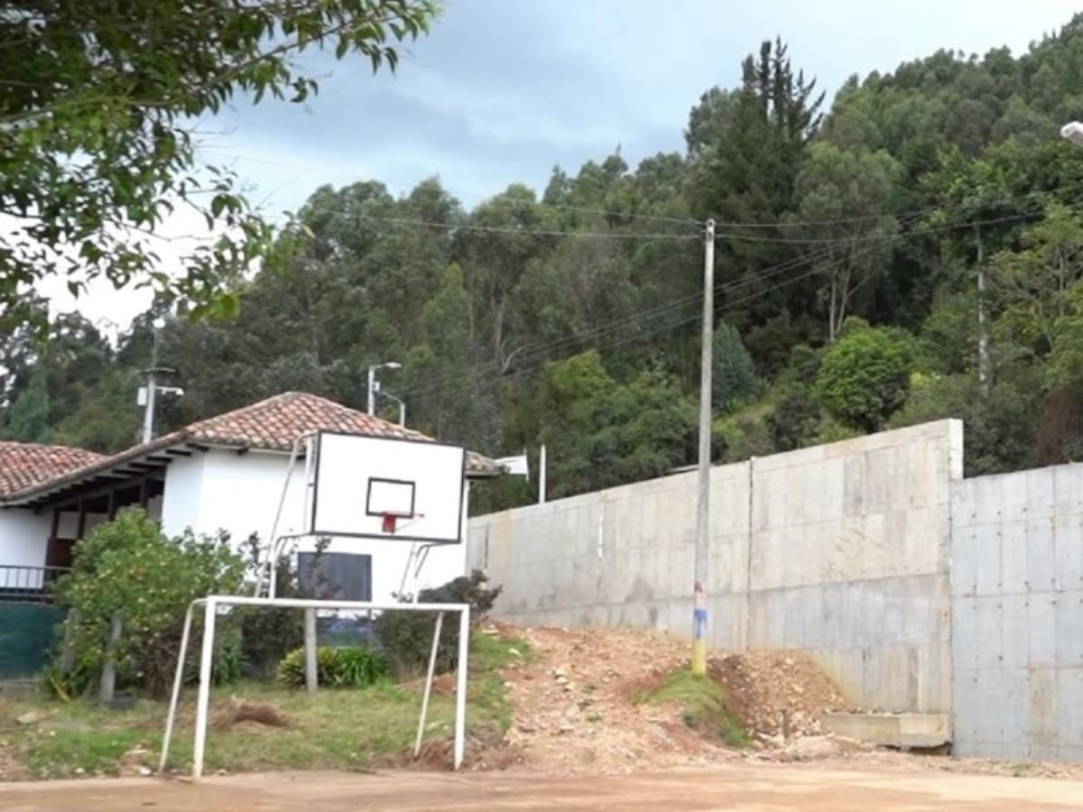 Reabren colegio en Tenjo amenazado por una cantera