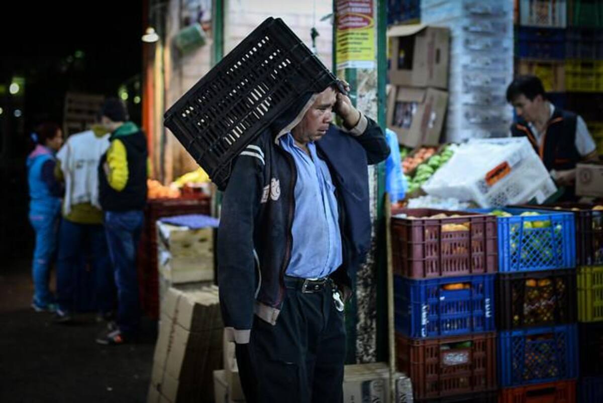 Tienen 42 años de historia, 1.381 accionistas y se inician las labores desde las 2:00 am. Cuenta con 57 bodegas, hay 6.500 comerciantes mayoristas y minoristas y se movilizan 12.400 toneladas diarias de alimentos.