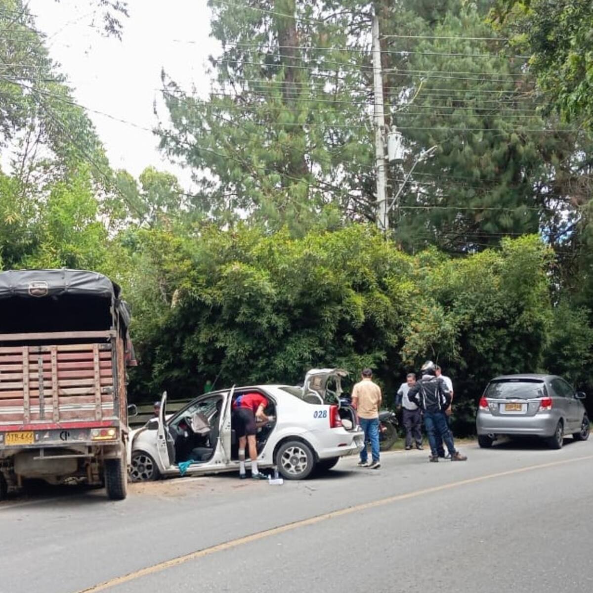 El choque de un camión y un taxi deja seis personas heridas en la vía La Ceja-La Unión