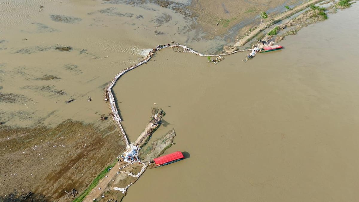 Con un jarillón artesanal buscan cerrar el boquete Nueva Colombia en Lorica, Córdoba