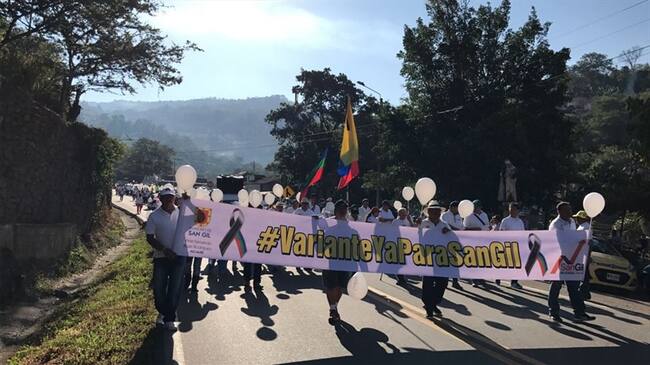 Cierre vía Bucaramanga-Bogotá por protesta de habitantes de San Gil que piden variante. Foto: Tomada por Edgar Lezmes/ suministrada a La W Radio.