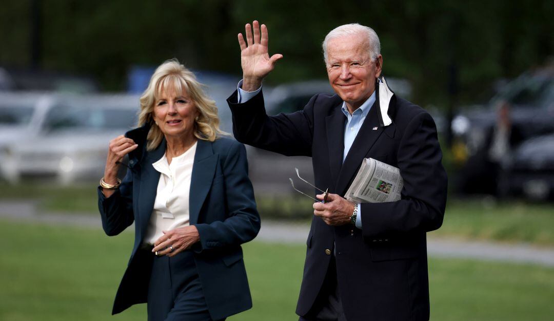 El presidente Joe Biden y la primera dama Jill Biden en su salida hacia Europa.