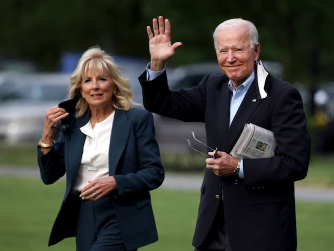 El presidente Joe Biden y la primera dama Jill Biden en su salida hacia Europa.
