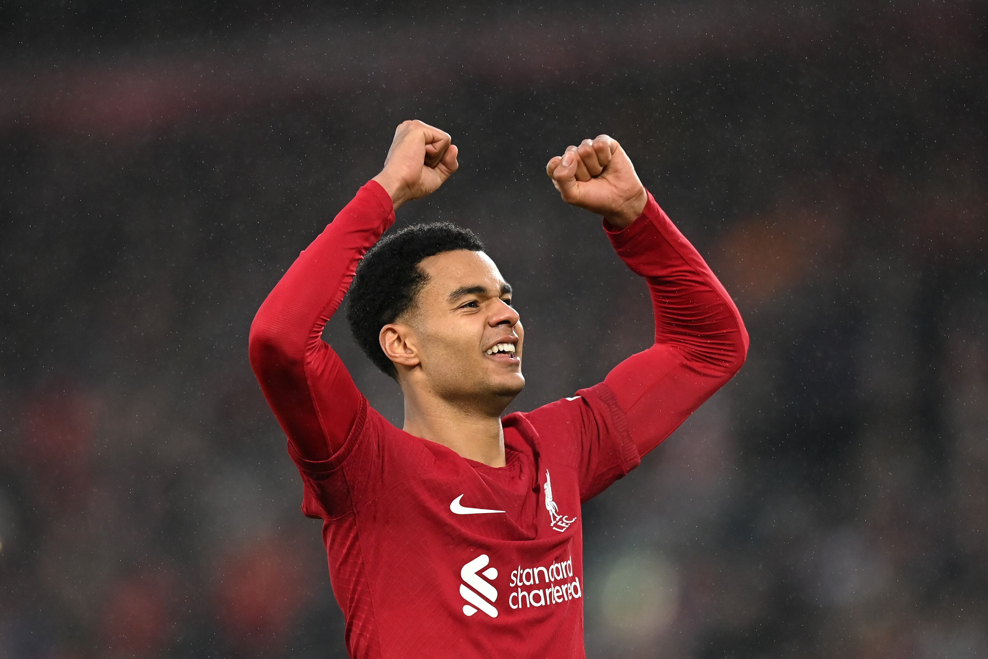 Cody Gakpo celebra uno de sus dos goles en la histórica paliza del Liverpool al Manchester United. (Photo by Michael Regan/Getty Images)