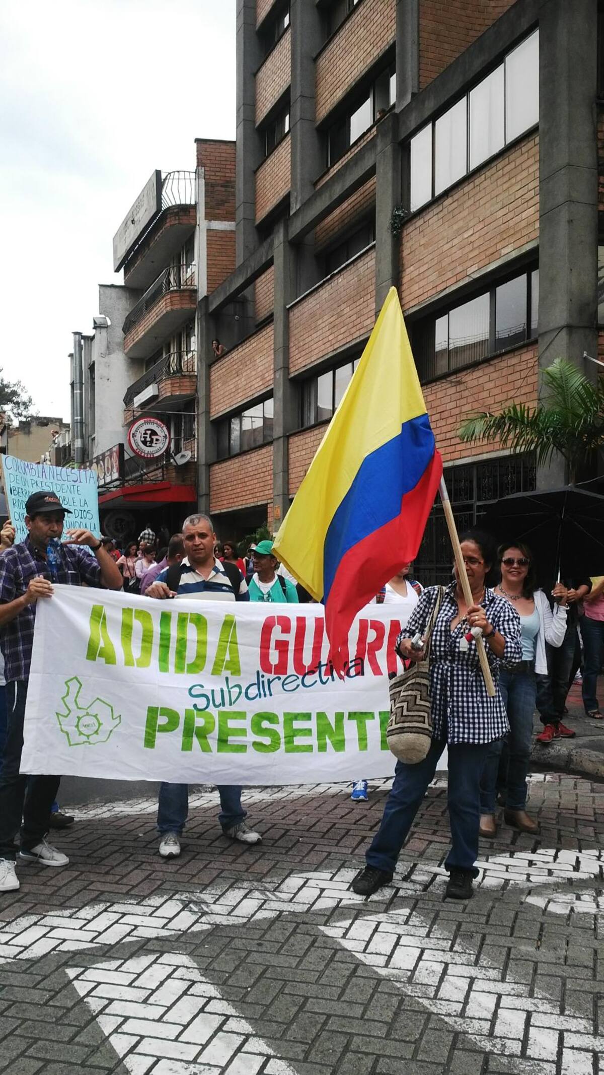 Los temas centrales por los cuales se manifiestan son la salud y los salarios.