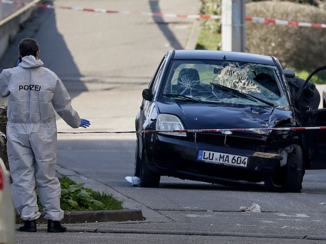 Mannheim (Germany), 03/03/2025.- A damaged car at the scene after a vehicle was driven to pedestrians in Mannheim, Germany, 03 March 2025. According to statements from police, a vehicle drove into a crowd in the Mannheim city centre, killing one person and injuring several others. (Alemania) EFE/EPA/RONALD WITTEK