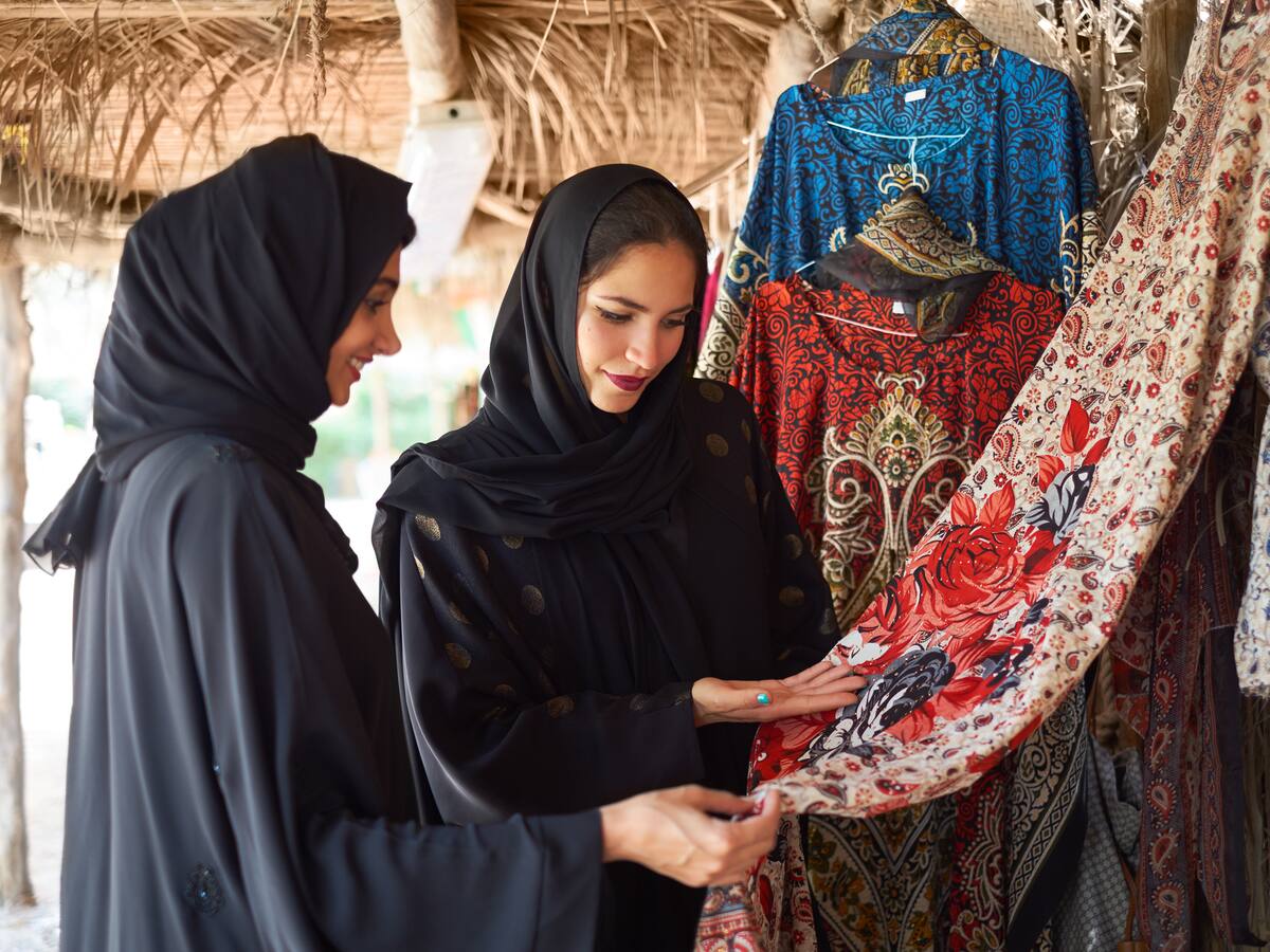 Las calles de Katara, Doha: un desfile de mujeres que usan elegantes abayas