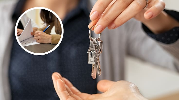 Mujer entregando las llaves de un apartamento y de fondo alguien firmando unos documentos (Getty Images)