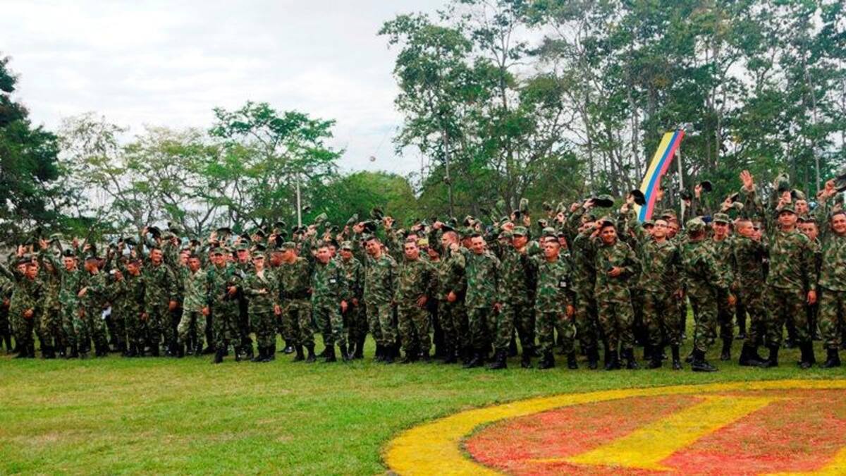 Durante el evento, integrantes de la Policía, el Esmad y el Ejército recibieron con emoción a Juanes, le prepararon una presentación musical con vallenato y otra con un Michael Jackson del batallón "Coronel Francisco José de Caldas".