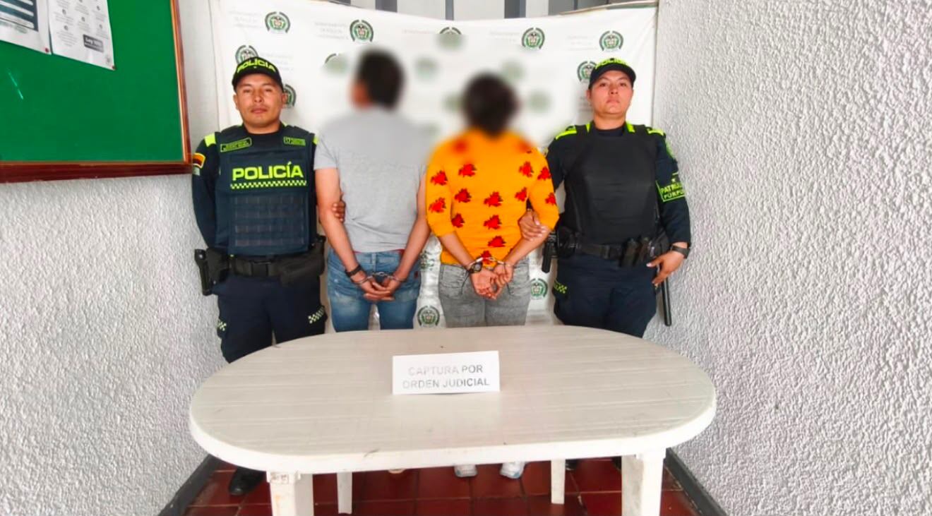 Padres capturados por presunto abuso sexual a su hija. Foto: Policía de Cundinamarca.